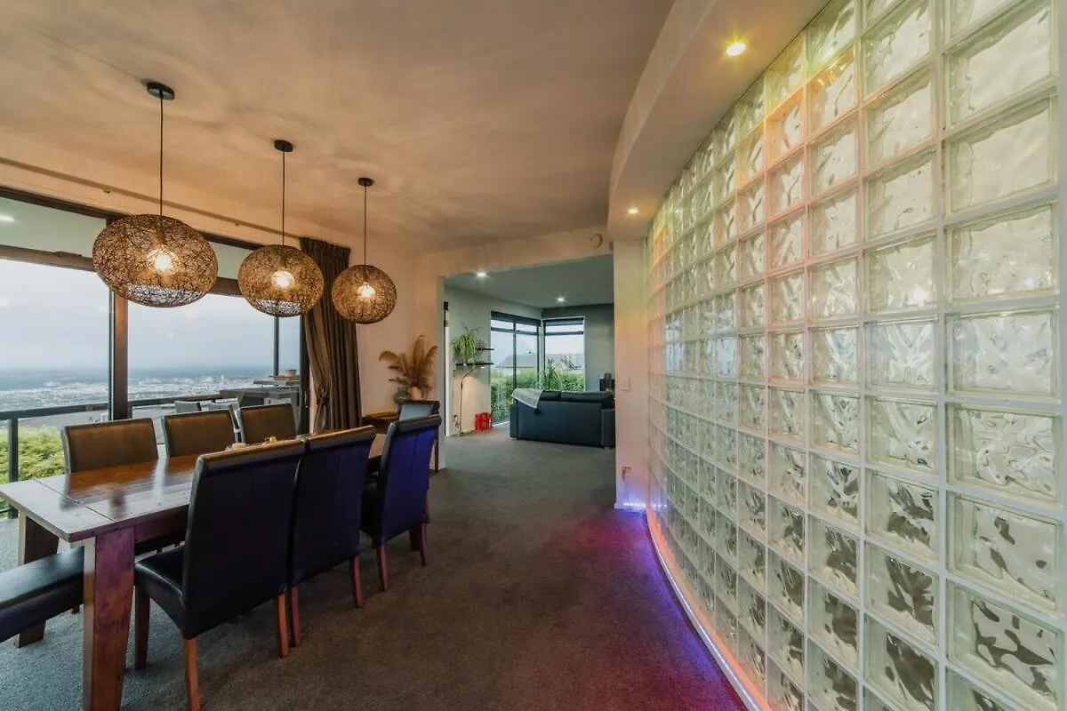 Million Dollar City Views - Sleeps 12 Christchurch Holiday home