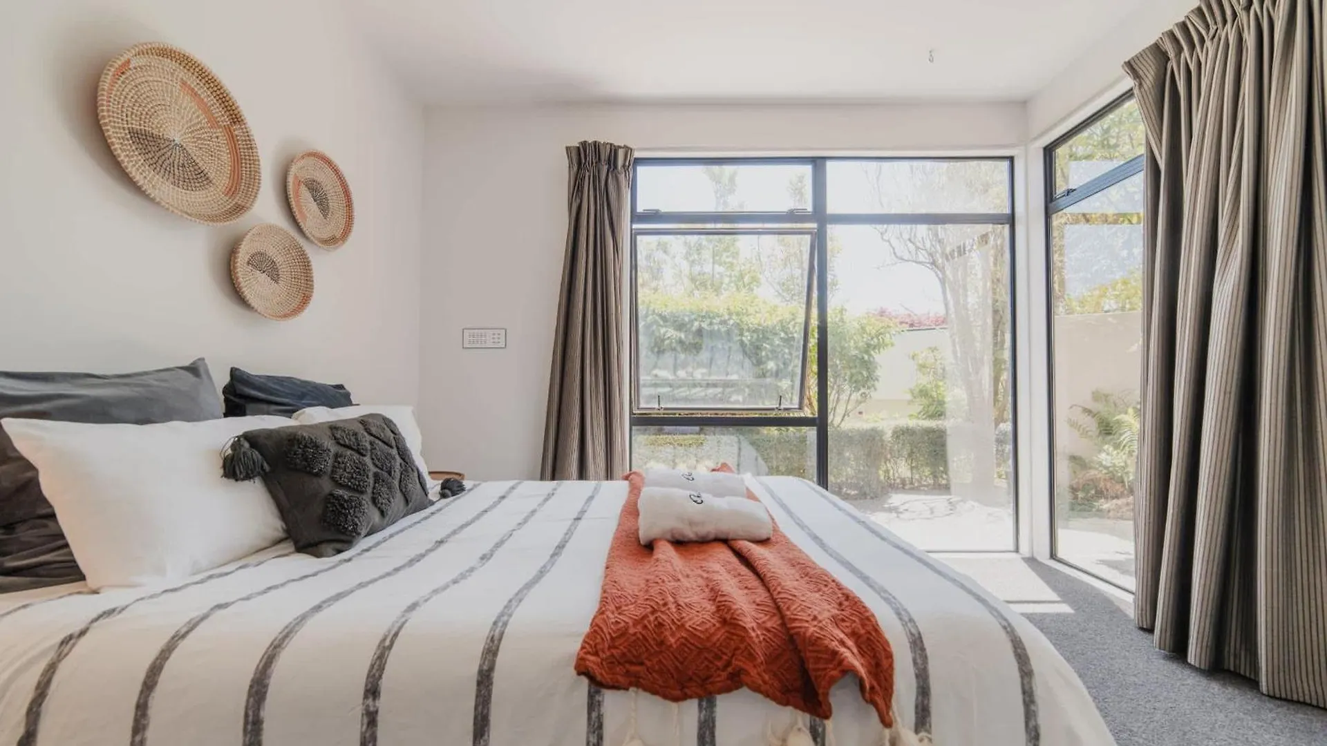 Holiday home Million Dollar City Views - Sleeps 12 Christchurch