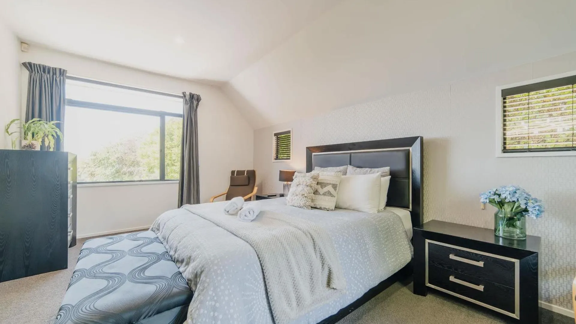 Holiday home Million Dollar City Views - Sleeps 12 Christchurch New Zealand