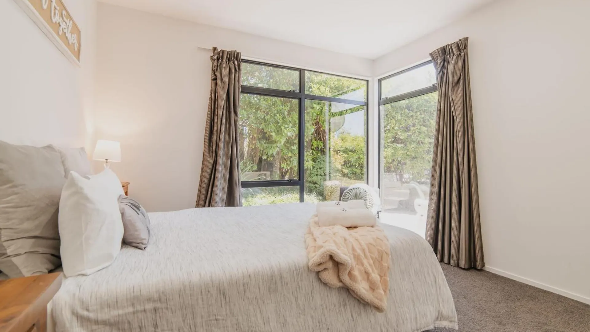 Holiday home Million Dollar City Views - Sleeps 12 Christchurch