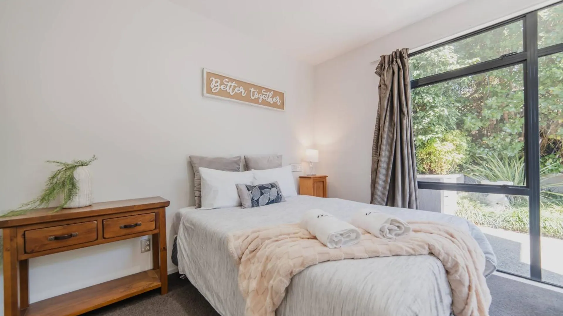 Holiday home Million Dollar City Views - Sleeps 12 Christchurch New Zealand