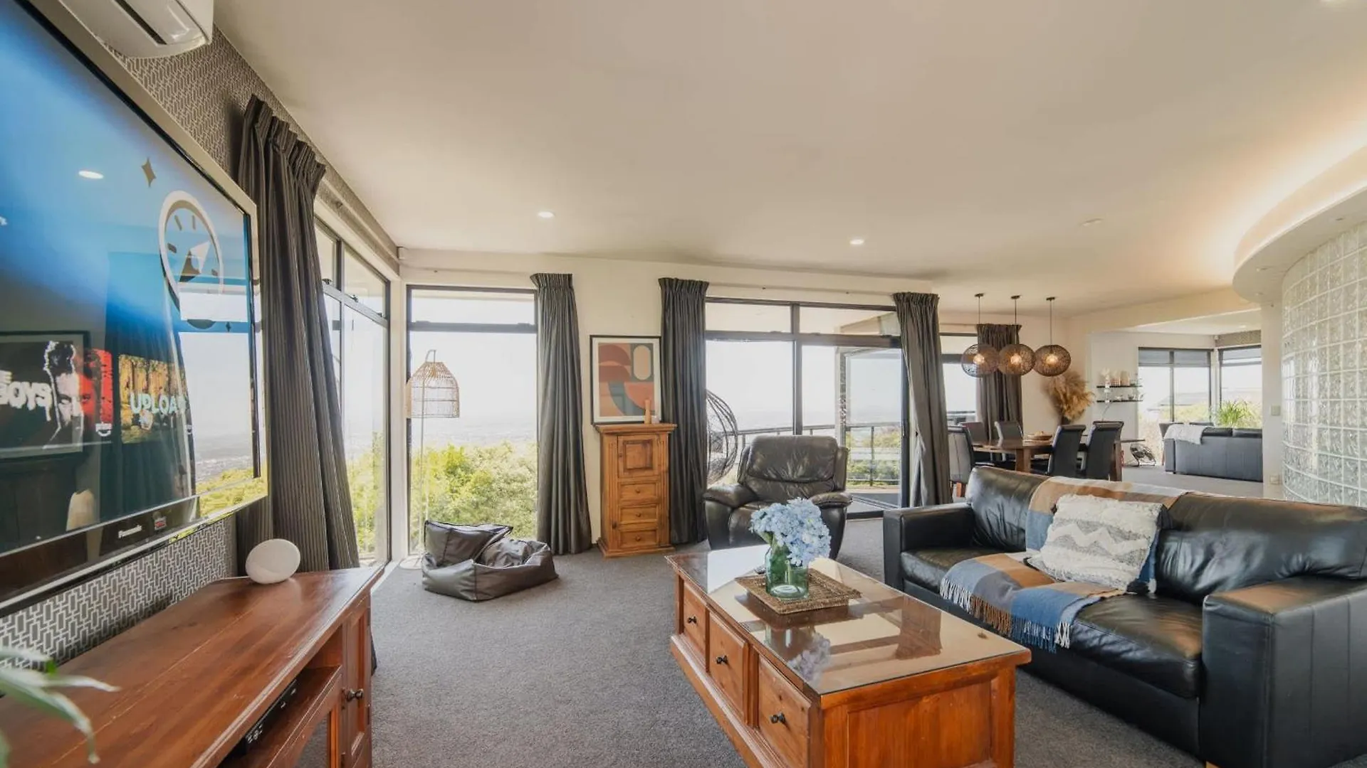 Holiday home Million Dollar City Views - Sleeps 12 Christchurch